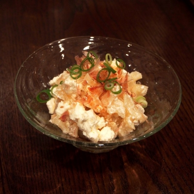 トッピングにかつお節と小葱をふりかけ、醤油をまわしかけて出来上がり!