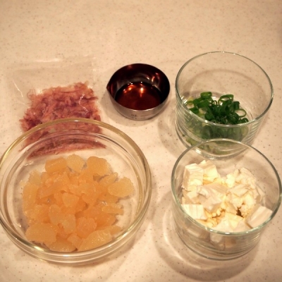 クリームチーズを1cm角くらいの大きさに切ります。