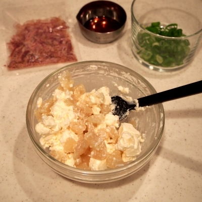 数の子とクリームチーズをざっくりと混ぜ合わせます。