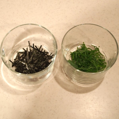 刻みのりが無い場合はのりを2・3回炙ってからキッチンばさみで細く切っても良いです。
大葉はくるくる丸めて千切りにすると切りやすいです。