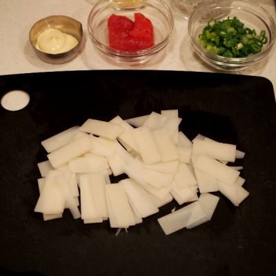 お餅を薄切りにしてお水をまわしかけて全体に水分を纏わせておきます。