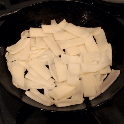 フライパンに油を引き、お餅をまんべんなく広げて弱～中火で焼き目が付くまで蓋をして焼きます。