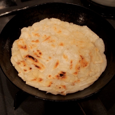 裏面に焼き目が付いたらひっくり返し、膨らんできたらフライパンに押し付けてください。(この時にベーコンプレスや取っ手付きの落とし蓋、ボウルの底などで押し付けると楽に膨らみをつぶせます)
