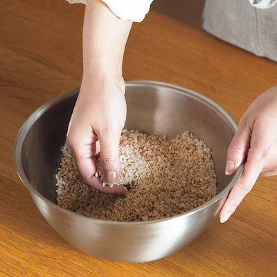 米麹と塩を合わせた「塩切り麹」を作ります。米麹をほぐし、すりこむように塩を合わせます。麹は空気に触れると菌の働きが良くなりますよ。