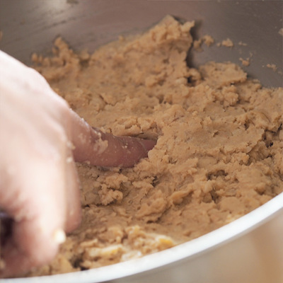 完成の目安は「耳たぶくらいの柔らかさ」です。味噌にすっと指が入るようになったら次の工程へ。麹は熱に弱いため、塩切り麹を合わせるときは大豆が人肌まで冷めていることを確認しましょう。