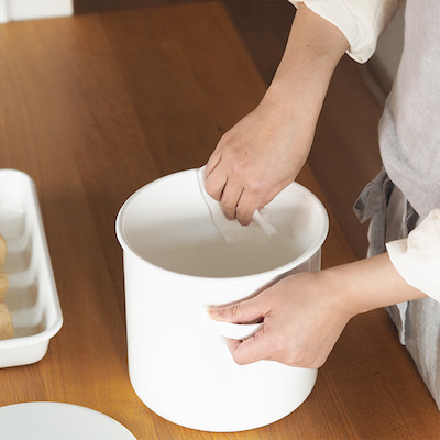 保存容器に味噌玉を入れる前にアルコールなどで綺麗に拭き取っておきます。