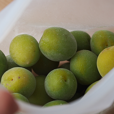 青梅をボウルに移して水洗いをし、一つ一つ丁寧に布巾で水気をとり一晩冷凍します。冷凍保存にはスタッシャーのボウルかスタンドアップを使うと便利です。