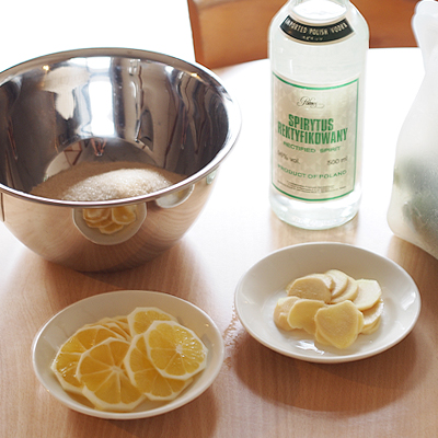 材料をを用意します。レモンの皮は苦みが出るかなと思い、私は取っています。保存瓶は熱湯殺菌をし、アルコール消毒をしておきます。私はいつもウォッカを使っています。