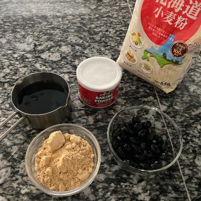 黒豆は煮汁をきっておき、耐熱容器にクッキングシートをひいておきます。