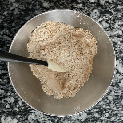 ボウルに薄力粉、きな粉、ベーキングパウダーをふるい入れます。