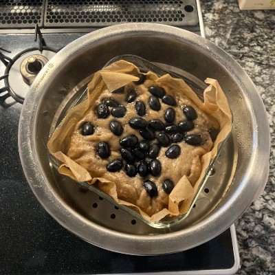 生地に竹串を刺して、生の生地がついてこなければ蒸し上がりです。