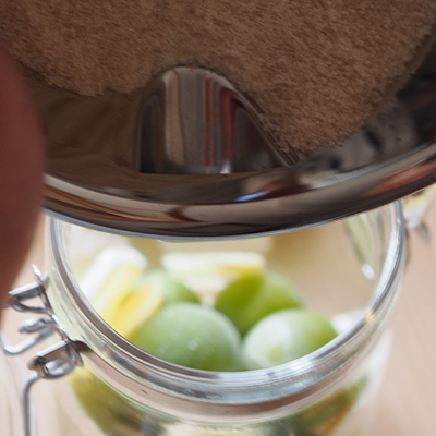 青梅、砂糖、生姜、レモンを少しずつ交互に保存瓶に入れていきます。家事問屋の横口ボールザルセット20のボールがお砂糖を入れるのに注ぎ口があって便利です。