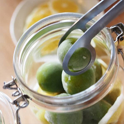 オークスのあげものトングが梅を掴む道具として便利です。梅を傷つけずにしっかりと掴めます。全部入りきらない場合は、青梅が溶けてくるとスペースができるので、その時に入れてしまいましょう。