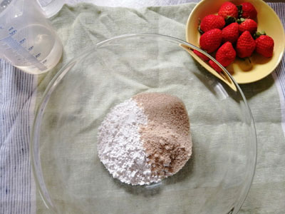 白玉粉、砂糖、水を耐熱容器に入れて混ぜ、ラップをして電子レンジ500Wで2分