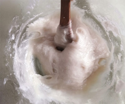 取り出してぐるぐるかき混ぜたら、ラップをして更に30秒レンジにかけてかき混ぜ、片栗粉をまぶす