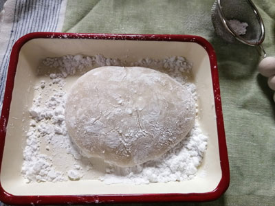 バットに片栗粉を敷いておき、その上に餅を出す