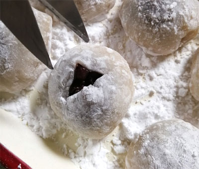 上をはさみで切り穴をあける