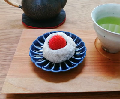 穴にイチゴを差し込んで出来上がり!