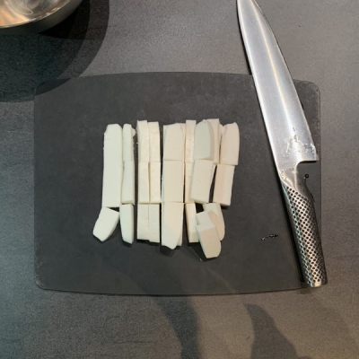 はんぺんを短冊切りにします。