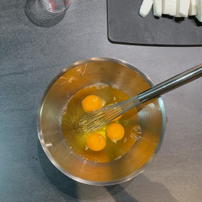 だし巻き玉子の要領でお出汁と玉子を混ぜ合わせます。