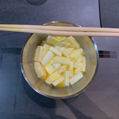 卵液に短冊切りにしたはんぺんを加えてざっくり混ぜます。