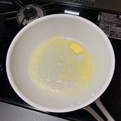 フライパンが温まったらバターを溶かします。
