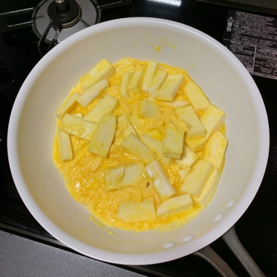 卵液を投入して混ぜ、スパニッシュオムレツのようにある程度固まってきたらひっくり返して全体に火を通します。