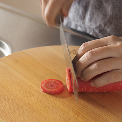 人参や大根を2-3ミリ程度の厚さに輪切りします。胡瓜、ラディッシュとレンコンは薄く輪切りにし、レンコンはサッと茹でて甘酢に漬けておきます。