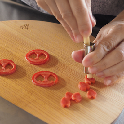 春の抜き型で型抜きしていきます。取り出すときはお箸の先ではなく持ち手部分で押し出すと上手に抜き出せますよ。型抜きが終わった人参はサッと茹でると、より色鮮やかになります。