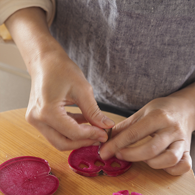 赤い大根は花びら。大根はそのままでシャキッとした歯ごたえを楽しんでもよいかと。