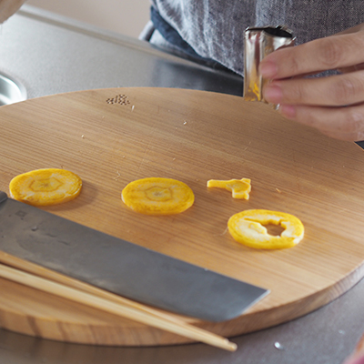 黄色い人参はウグイスです。型抜きし終えた外側部分の野菜は全て翌日野菜スープの具材として使いました。可愛いスープと子どもも大喜び!