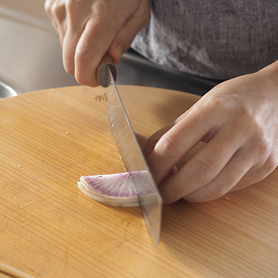 断面が面白い紅芯大根は型抜きするよりもいちょう切りにする方がおすすめ。カイワレ大根は葉先3cmくらいを使います。スナップエンドウは茹でて斜めにカットして開いておきます。