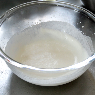 生クリームを7分立てくらいにゆるく泡立てる