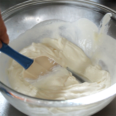 水切りヨーグルトと生クリームを混ぜ合わせ、3つのボールに分けて入れる