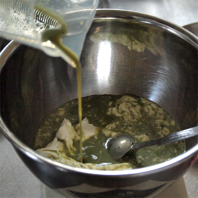 まずは、一番下になる抹茶から作ります。
砂糖40g、ゼラチン5g、抹茶小さじ1を混ぜ、牛乳100ccを注ぎレンジ600Wで50秒程。人肌に温め、混ぜたら③に入れ混ぜる。ボデガ4個に等分に入れる