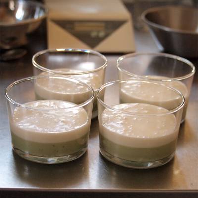 次に真ん中のプレーンを作ります。
砂糖20g、ゼラチン2gを混ぜ、牛乳50ccを注ぎレンジ600Wで40秒程。人肌に温め、混ぜたら③に入れ混ぜる。抹茶の上に等分に入れる