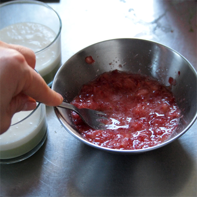 最後に一番上のいちごを作ります。
いちごをフォークなどで潰す。はさみで細かくしても良い。容量を測り、牛乳を合わせて100ccにする