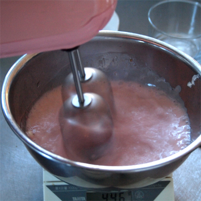 砂糖40g、ゼラチン5gを混ぜ、⑥を注ぎレンジ600Wで50秒程。人肌に温め、混ぜたら③に入れ混ぜる。プレーンの上に等分に入れる