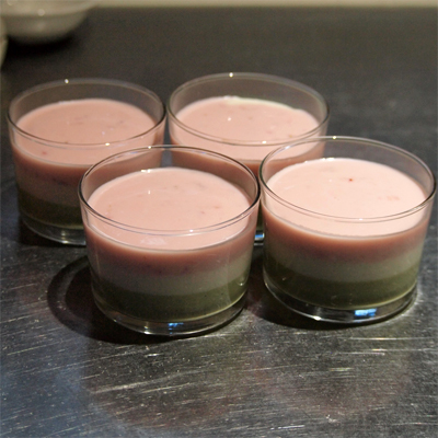 冷蔵庫で冷やす。
生クリームをのせ、いちごを載せてミントの葉を飾ってできあがり♪