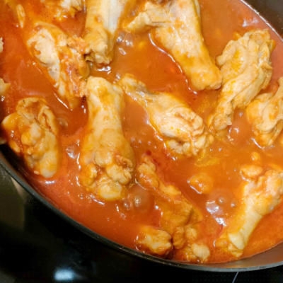 お鍋に手羽元、トマトソースを入れて煮込んだら、塩やスパイスで好みの味に。我が家は塩+クレイジーソルトです。(写真は手羽元1キロ分)