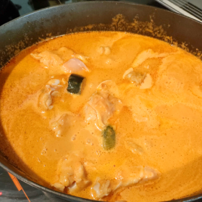 じっくり煮込んでから生クリームを入れ、再度煮込んだら完成。ブロッコリーやカリフラワーを入れても。この日はズッキーニでした。食べる直前に黒コショウをひとひねりします。