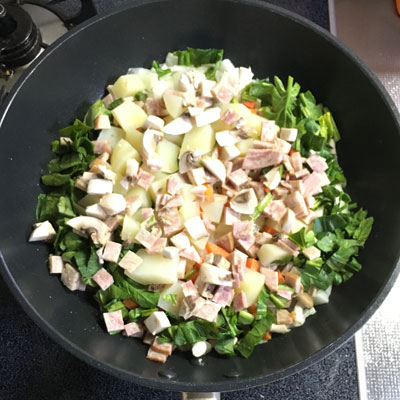 フライパンにオリーブ油を入れ、切った材料とジャガイモを塩コショウを入れ炒める。