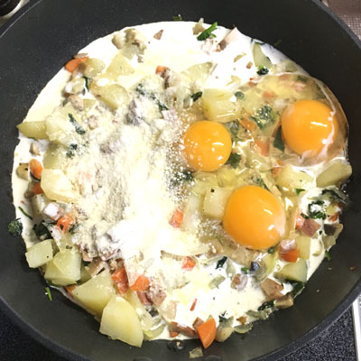 ②で炒めた材料に生クリーム、卵、粉チーズを入れ混ぜる。
