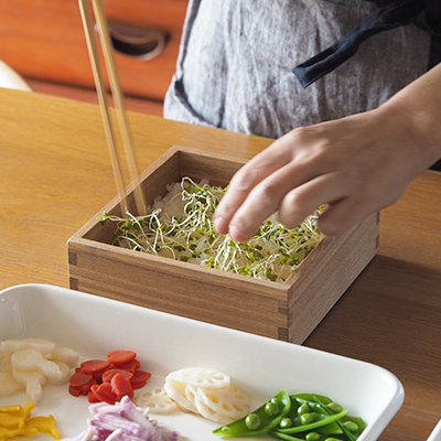 具材の下ごしらえが終わったら、いよいよ盛り付けです。酢飯をよそった松屋漆器5寸のお重にブロッコリースプラウトを鳥の巣のイメージでモシャモシャッと敷き詰めます。