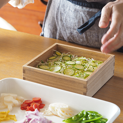 後はお好みで盛り付けていきましょう。面積の大きいものから盛り付けていくと上手くいきますよ。スモークサーモンは1.5cm幅の帯状にカットしてクルクル巻きお花状にして盛り付けます。