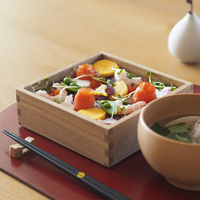 最後に中心にウグイスを置いて完成です。半月盆を敷いてハマグリのお吸い物とフルーツを添えました。楽しい美味しいひなまつりをお過ごしください。