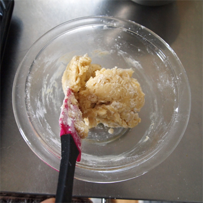 ①に薄力粉をふるい入れ、ヘラでさっくりと混ぜて、ひとまとめにする。