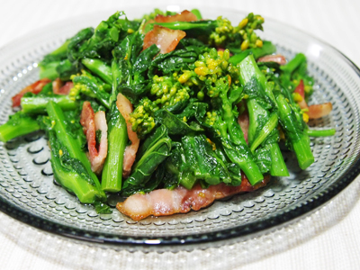 彩りきれい!菜の花とベーコンのごま油炒め