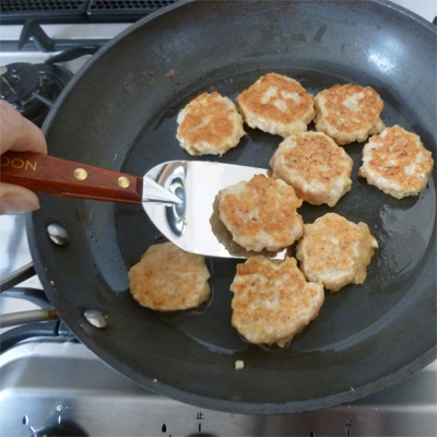 焼き色がついたらひっくり返して、ふたをして弱火で5分焼く。
