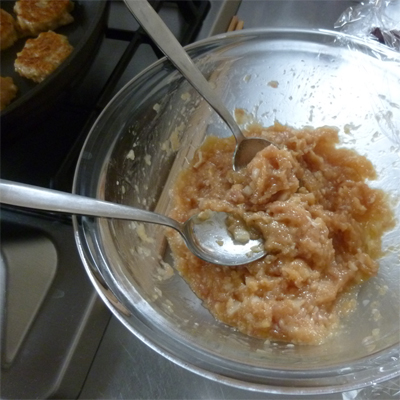 フライパンを熱し、油を敷き、スプーンですくって落として形を整え焼く。たねがゆるゆるなのでスプーンでね!